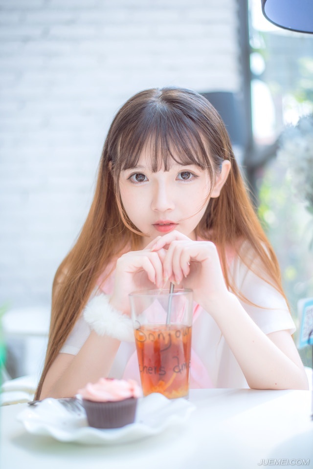 在爱情方面，人类有一大趋势。男人眼里的理想伴侣要像牛奶：越嫩越纯越好：女人眼里的理想伴侣要像奶牛：越壮越强越好，并且能让自己用最少的力挤出最多的奶。